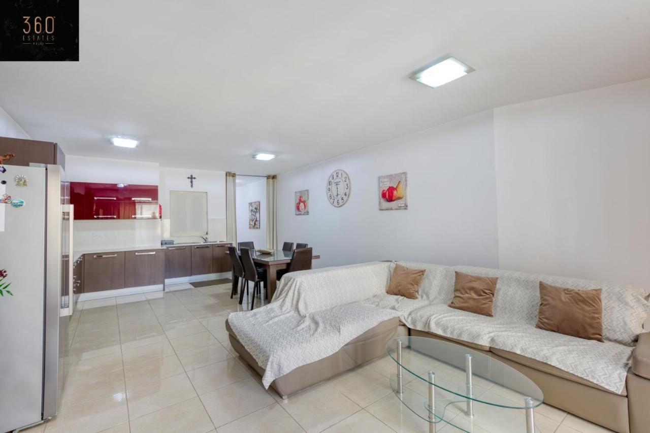 Charming Home Meters From The Seafront With Terrace By 360 Estates St. Paul's Bay Bagian luar foto