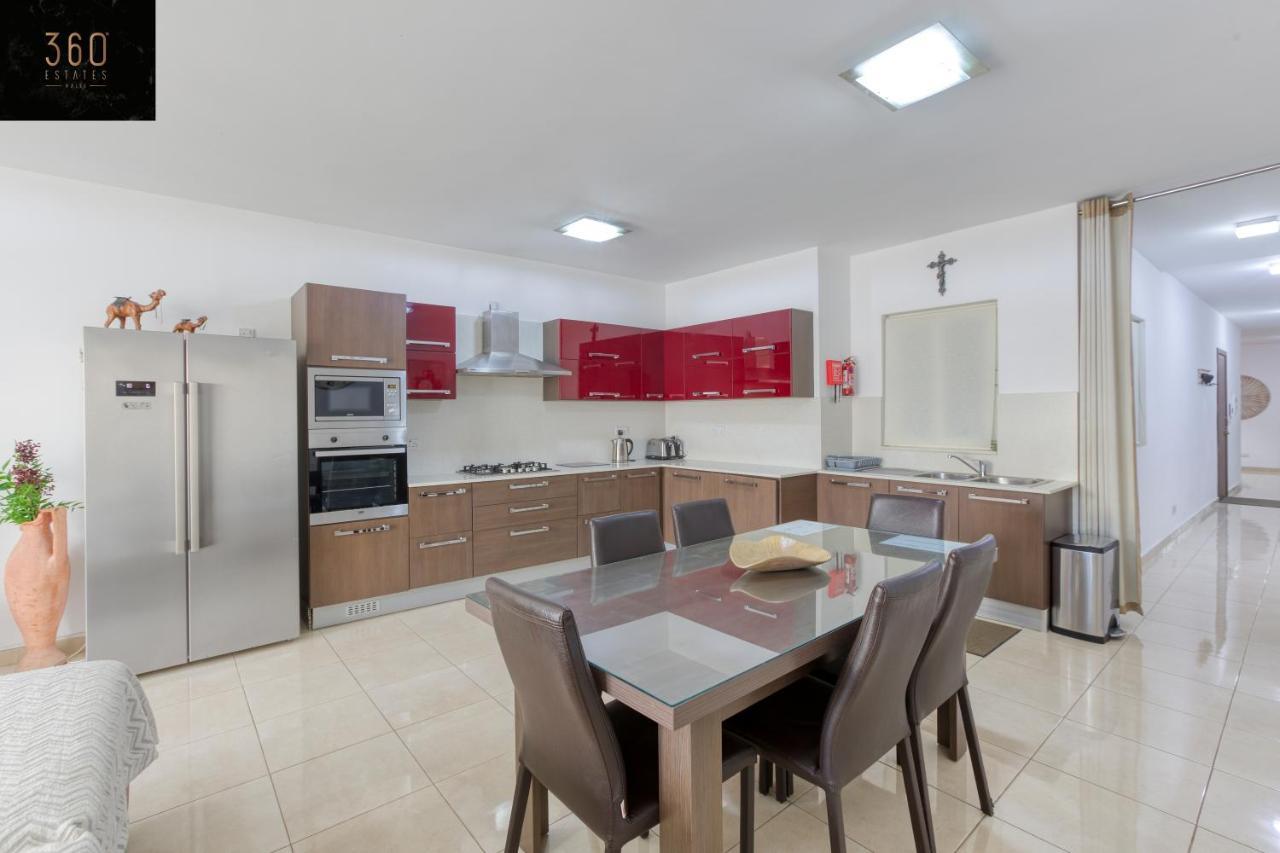 Charming Home Meters From The Seafront With Terrace By 360 Estates St. Paul's Bay Bagian luar foto